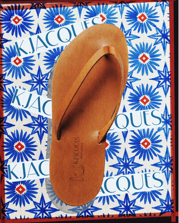 フランス・サントロペ発の〈K.JACQUES（カージャック）〉から、別注サンダル2型が発売。【L'ECHOPPE】