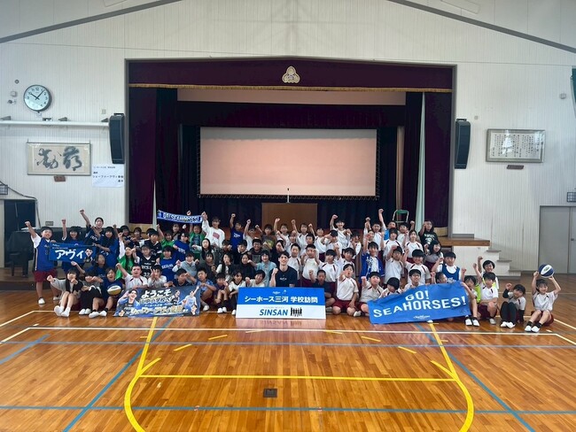 【シーホース三河】シェーファーアヴィ幸樹選手が岡崎市立山中小学校を訪問！「夢」をテーマにした講演と、大興奮のダンク披露で児童と交流