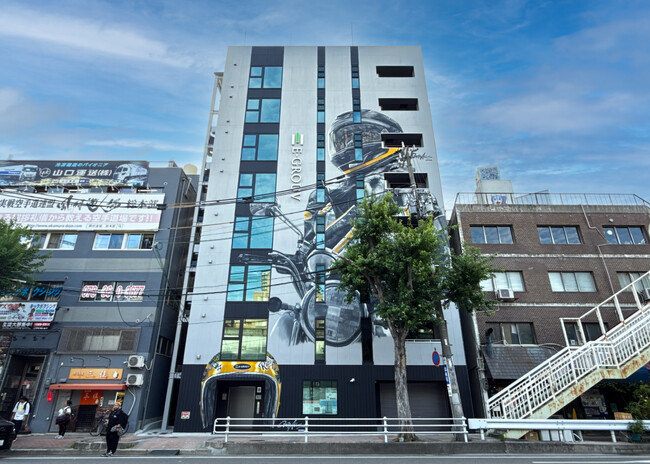 神戸に現れた、高さ約25mのバイカー向けマンションに巨大壁画