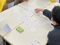 遊んで学ぶ、盲導犬のこと　四天王寺大学短期大学部の学生が制作　理解の輪を広げる「カルタ」と「すごろく」を寄贈