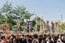 11基による太鼓橋を上げる前の練り歩き 11基による太鼓橋を上げる前の練り歩き