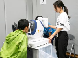 無散瞳眼底カメラ NW500を用いた眼健診の様子 無散瞳眼底カメラ NW500を用いた眼健診の様子