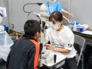 スリットランプ SL-D701を用いた眼健診の様子 スリットランプ SL-D701を用いた眼健診の様子