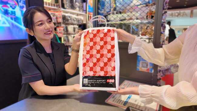 成田国際空港の免税店「Fa-So-La」で国内空港店舗初バイオマスマーク「95％」認定のショッピングバッグを導入