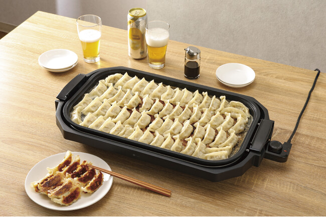 約60個(※1)の餃子が一度に焼ける広々サイズ！家族みんなのお腹を満たすワイドホットプレート2枚セットを新発売