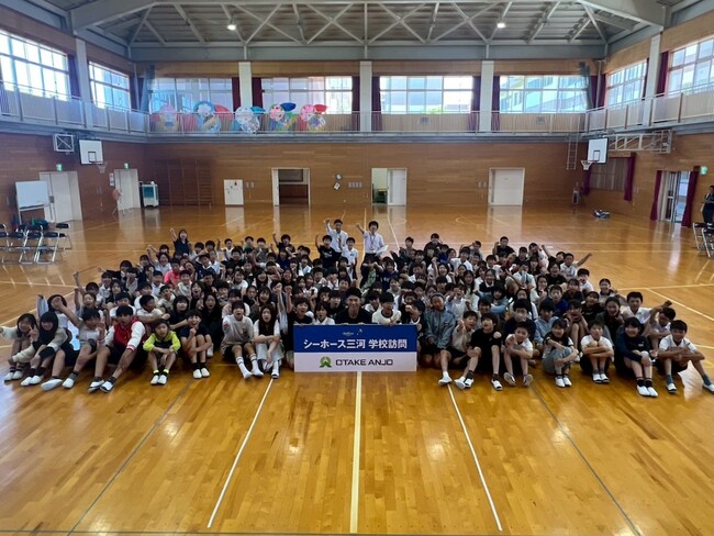 「夢は一つでなくても良い」シーホース三河・石井講祐選手が小学校で熱いメッセージ。150名の児童とバスケで深めた「なかまづくり」の絆