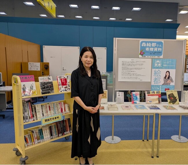 【徳島県立図書館】直木賞作家・森絵都氏の最新刊『デモクラシーのいろは』執筆時の参考資料241冊を受贈。