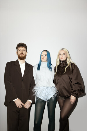 グラミー賞受賞、ポップとクラシックの境界を越えるクリエイティブ集団のクリーン・バンディット（Clean Bandit）、ビッグ・ピッグ（Biig Piig）とのコラボによる新曲を解禁