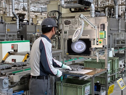 現場主導のDX推進の取り組みとして、 AIを用いた自動車部品の品質検査を滋賀（竜王）工場に導入