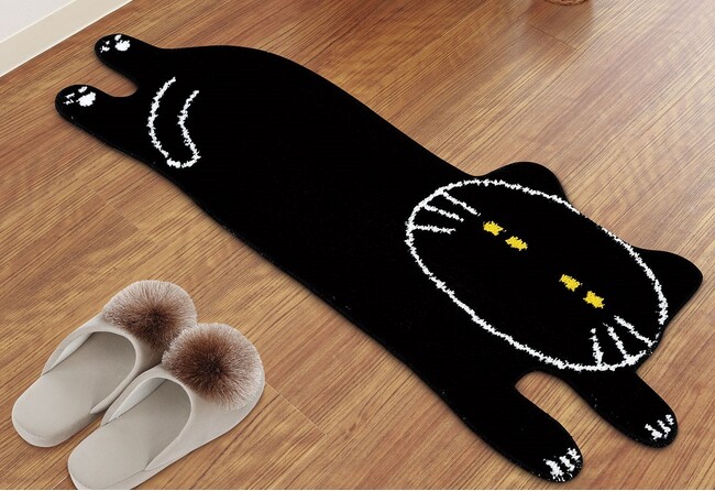 【ニトリ デコホーム】ネコが寝そべるようなかわいさ。120cmの「デコネコ」ロングマットが2000円未満で新登場
