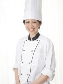 「おかしやシュクエピ」代表の手塚 郁実。パティシエ歴27年、お菓子教室を17年間主宰し、これまでに延べ1万人以上を指導。