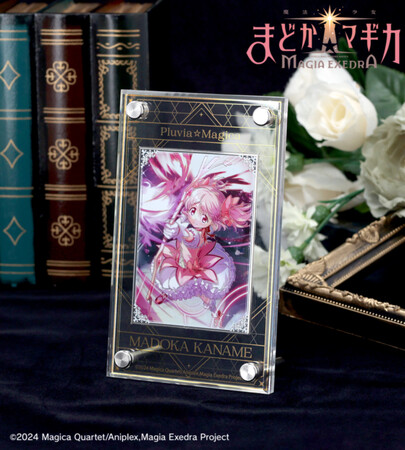 『魔法少女まどか☆マギカ Magia Exedra』の鹿目まどか プレミアムメタルプレートの受注を開始！！アニメ・漫画のオリジナルグッズを販売する「AMNIBUS」にて