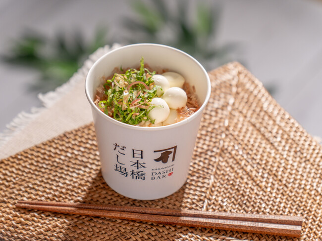 鰹節と爽やかな薬味の香りが食欲をそそる！和洋が調和した　「モッツァレラチーズ薬味のせかつぶしめし」　「日本橋だし場 本店」にて2026年7月1日より期間限定販売