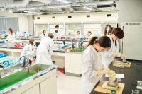甲南大学フロンティアサイエンス学部は女子学生比率「日本一」 ― 「進化型理系」が本格スタート ―