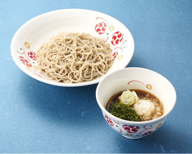 毎年9万食販売する「ピリリと辛い海苔つけそば」が今年も登場！ 夏野菜をヘルシーに味わう「山形だしのネバトロそば」も発売！さらに、期間限定で全商品「麺特盛（＋1玉）」が50円お得に。