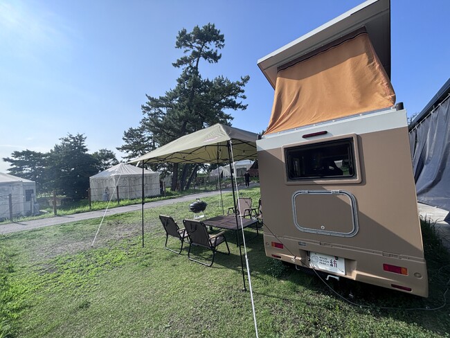 泊まらず“キャンピングカー旅”気分！ウッドデザインパークいちのみやの日帰りキャンピングカーが新色ベージュに