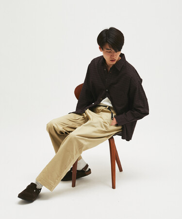 つい手に取ってしまうチノパンを。JOURNAL STANDARDより、Gramicciとの別注”USUALISM WEAPON CHINO”が登場