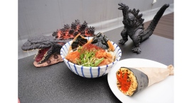 ニジゲンノモリ「ゴジラ迎撃作戦」 夏季限定コラボフード登場!人気の「アイスブリュレクレープ」復刻&「ゴジラ和風ブラック冷やしうどん」 ニジゲンノモリ「ゴジラ迎撃作戦」 夏季限定コラボフード登場!人気の「アイスブリュレクレープ」復刻&「ゴジラ和風ブラック冷やしうどん」