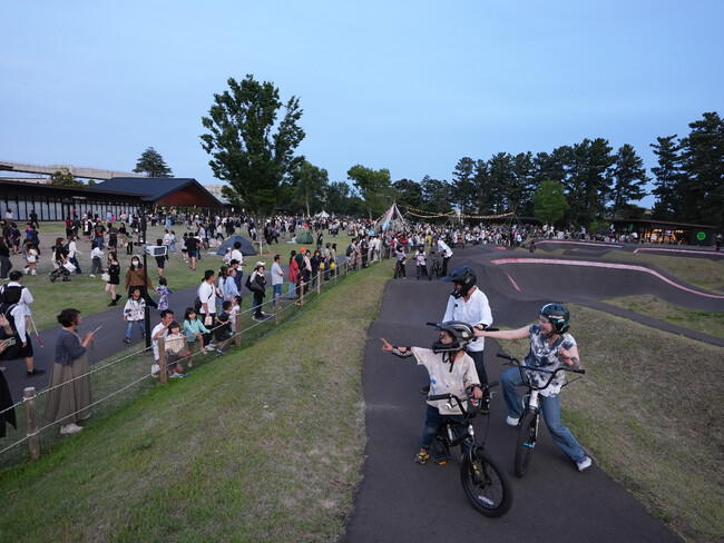 パンプトラックがランウェイに！利用者の発案から実現した「自転車×アップサイクルファッション」イベントを開催
