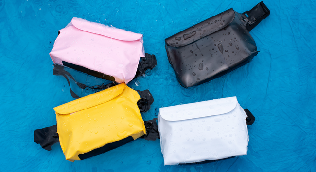 スマホは防水ケースで守れる。でも財布と鍵は？海やプールで「荷物番」から解放されたい人に支持されたベストセラーポーチ