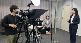 手話コンテンツ制作サービスでのテレプロンプター活用を開始自然な目線と正確な表現による高品質な手話コンテンツ制作を実現 手話コンテンツ制作サービスでのテレプロンプター活用を開始自然な目線と正確な表現による高品質な手話コンテンツ制作を実現
