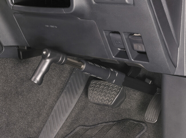 操作時のケガや、愛車へのキズを軽減。安心して使えるブレーキペダルロック新登場