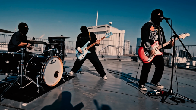 正体不明のハードコアJ-POPバンドthe bercedes menz、ついに顔出し解禁…!? 初のドラマタイアップ楽曲MV公開！