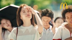 宮﨑あおいさん出演「アイスカフェラテ」初のTVCM で魅力をお届け！牛乳とエスプレッソだけを使用した1杯！こだわりの「アイスカフェラテ」は全国のマクドナルドでSサイズ220円～販売中！