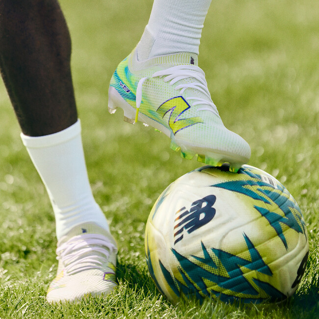 圧倒的な軽さが特徴のストライカー向けスピードモデル「FURON（フューロン）」がv9にアップデート ニューバランス最軽量スパイクがより高いフィット感を実現し登場