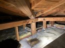 【画像3】銅板谷樋の穴開きにより屋根裏へ雨水浸入し、断熱材へ雨水が滞留しているようす(1)