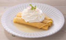 くるくる巻いた、新感覚パンケーキが登場!デザート感覚のひんやりフラッペも♪
