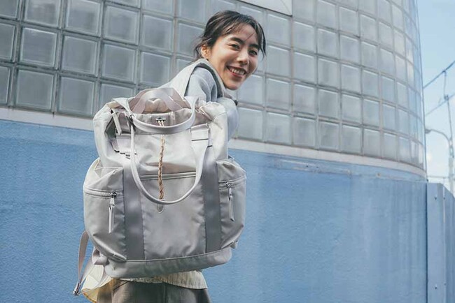 さっと持てて、しっかり背負える。仕事にもレジャーにも活躍する “背負えるトートバッグ”「アワイ 2WAYトート」が「ダブルアンド デイナイト」よりデビュー