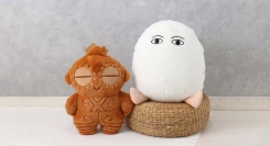 予約分完売！ 土偶＆メジェドが大きな「ぽちゃだっこ」ぬいぐるみに　ブルーブルーエ限定デザインを店舗・オンラインストアで7月28日～発売開始