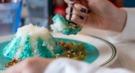 富士吉田のレトロ喫茶で“食べる富士山”体験。喫茶ベルベットで「青い富士山カレー」富士登山シーズンの7月10日より提供開始 富士吉田のレトロ喫茶で“食べる富士山”体験。喫茶ベルベットで「青い富士山カレー」富士登山シーズンの7月10日より提供開始