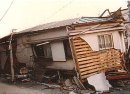 倒壊などがないと誤認されている屋根材の家屋 倒壊などがないと誤認されている屋根材の家屋