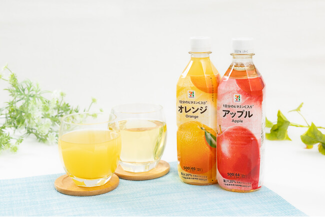 夏におすすめの「セブンプレミアム オレンジ／アップル 500ml」が登場！1本118円(※1)のお手頃価格＆1日分のビタミンC(※2)を配合してリニューアル！