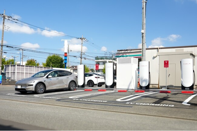 【セブン‐イレブン初】テスラ「スーパーチャージャー」を導入しEV充電の利便性を拡充