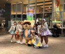 狸小路の人気キャラ「だっこポン」とご当地アイドル 狸小路の人気キャラ「だっこポン」とご当地アイドル