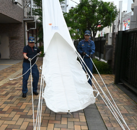 階段避難が困難な災害に備える 市職員が避難器具の実践訓練
