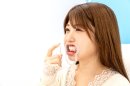 ホワイトニング溶液をセルフで塗布する様子 ホワイトニング溶液をセルフで塗布する様子
