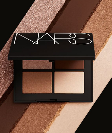 インパクトのあるカラー。贅沢な質感。４シェードがセットされた魅惑的な「NARS クワッドアイシャドー」にブランドのシグネチャーに着想を得た新色３種が仲間入り。