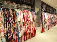 物価高が続く中、和装支出は減少傾向　着物は“買う”から“借りる”へ　レンタル振袖の予約数が前年比116％に増加