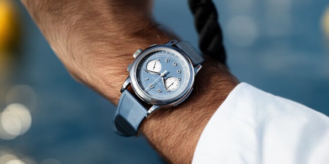 「CORNICHE」新作腕時計 - 地中海の夏を映す、爽やかなブルーダイヤル「Heritage Chronograph Visage Limited Edition」発売