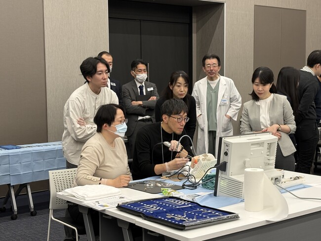 世界初の鼓膜再生療法を次世代へ。医療用精密立体モデル「KEZLEX」がハンズオンセミナーの実習教材として採用