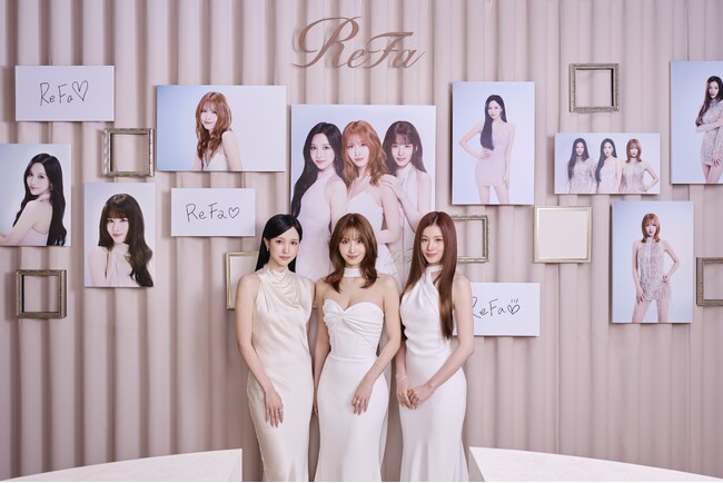ReFaヘアケアカテゴリのMUSE・MISAMOが旗艦店「ReFa GINZA」を訪問「ReFa BEAUTY SHOWCASE with MISAMO」を体験、展示へ直筆サインを記入