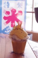 暑い夏でもさっぱりと食べられるふわふわの氷に、お芋のやさしい甘さを合わせた、みやま堂ならではの夏季限定メニュー。 暑い夏でもさっぱりと食べられるふわふわの氷に、お芋のやさしい甘さを合わせた、みやま堂ならではの夏季限定メニュー。