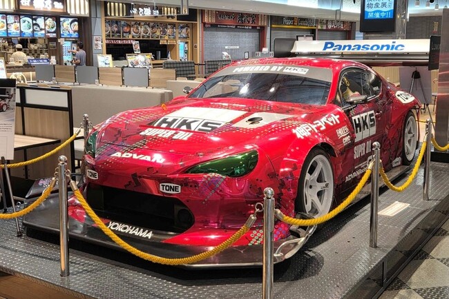 HKS、NEOPASA駿河湾沼津（下り線）でタイムアタックマシン「HKS TRB-03」を期間限定展示