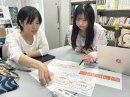 大学教員と学生によるロゴ打ち合わせ風景 大学教員と学生によるロゴ打ち合わせ風景
