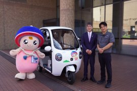伊勢原市のゆるキャラ クルリン(左)ビベルCOCO はぎわら鉄也氏 鈴木俊介氏 伊勢原市のゆるキャラ クルリン(左)ビベルCOCO はぎわら鉄也氏 鈴木俊介氏