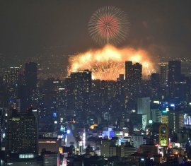 「ハルカス300(展望台)」から見る「なにわ淀川花火大会」(過去開催時の様子) 「ハルカス300(展望台)」から見る「なにわ淀川花火大会」(過去開催時の様子)